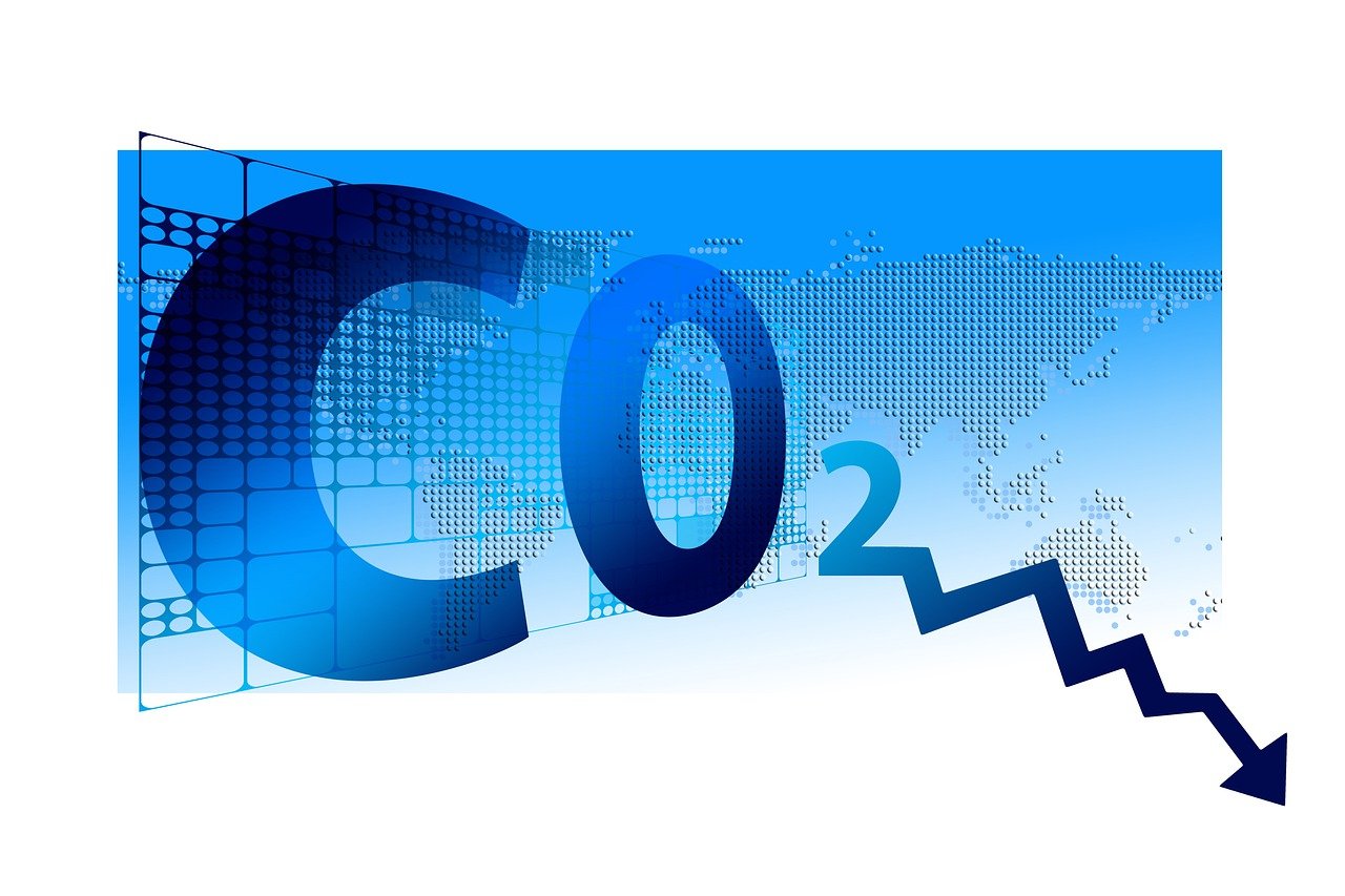 Eine schematische Grafik, auf der das Wort CO2 zu sehen ist und ein grafischer Pfeil-Verlauf nach unten (CO2 nimmt ab).