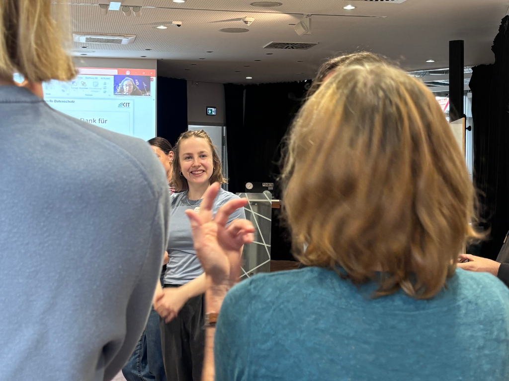Hannah Wahler in Konversation mit den Teilnehmenden