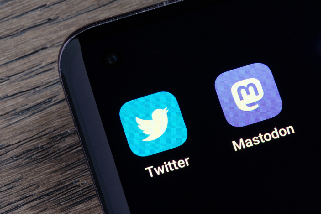 Symbole von Twitter und Mastodon auf Mobiltelefon
