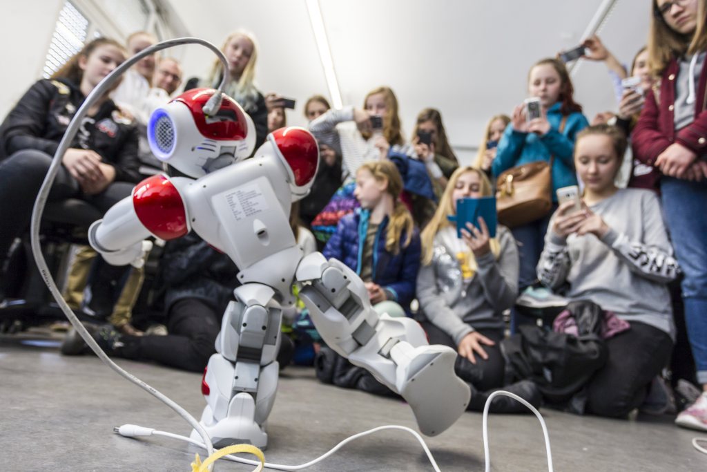 Roboter agiert vor Kindern