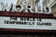 Kinoanzeige mit Aufschrift  "World is temporarily closed"