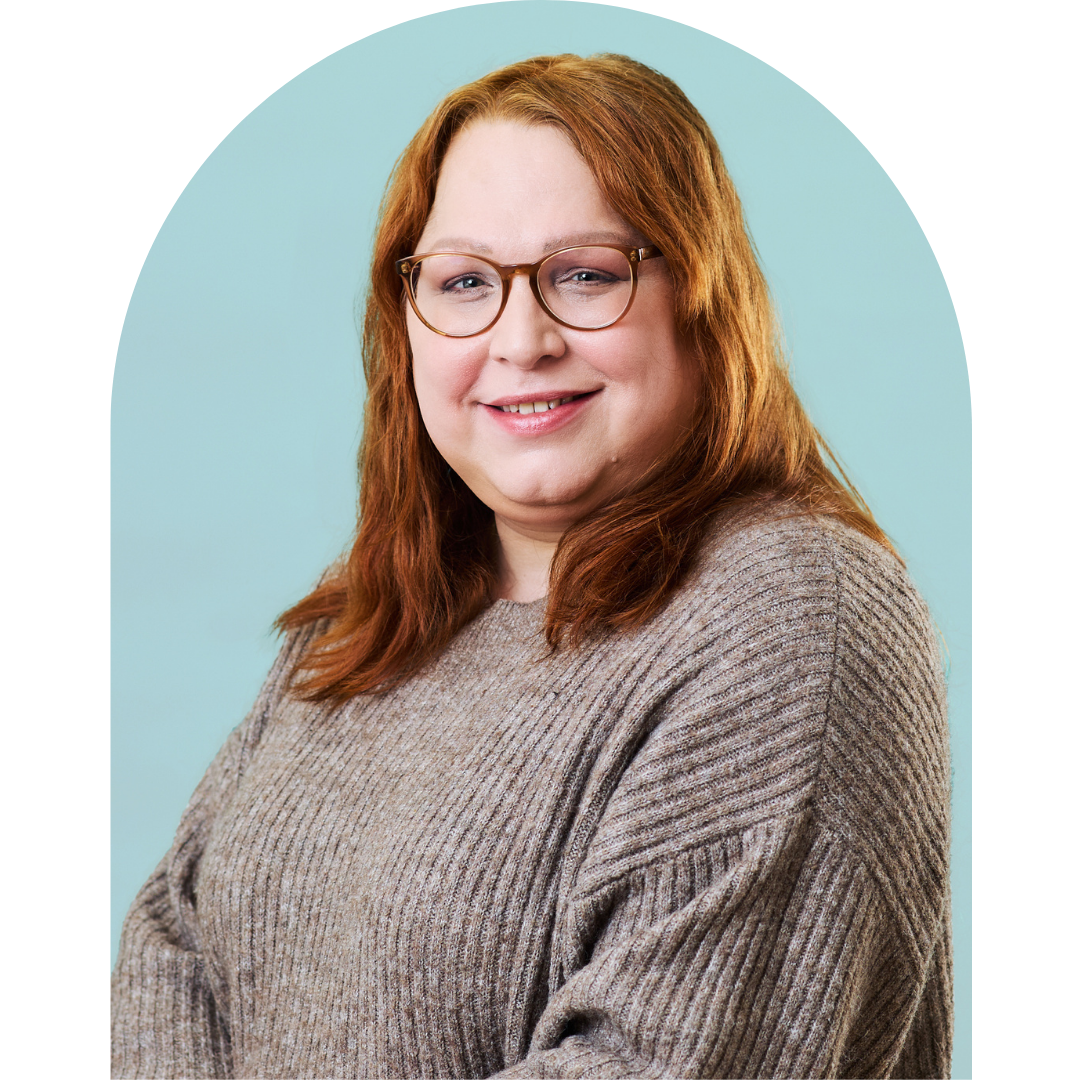 Portrait von Dr. Dana Mahr vor türkisem Hintergrund.