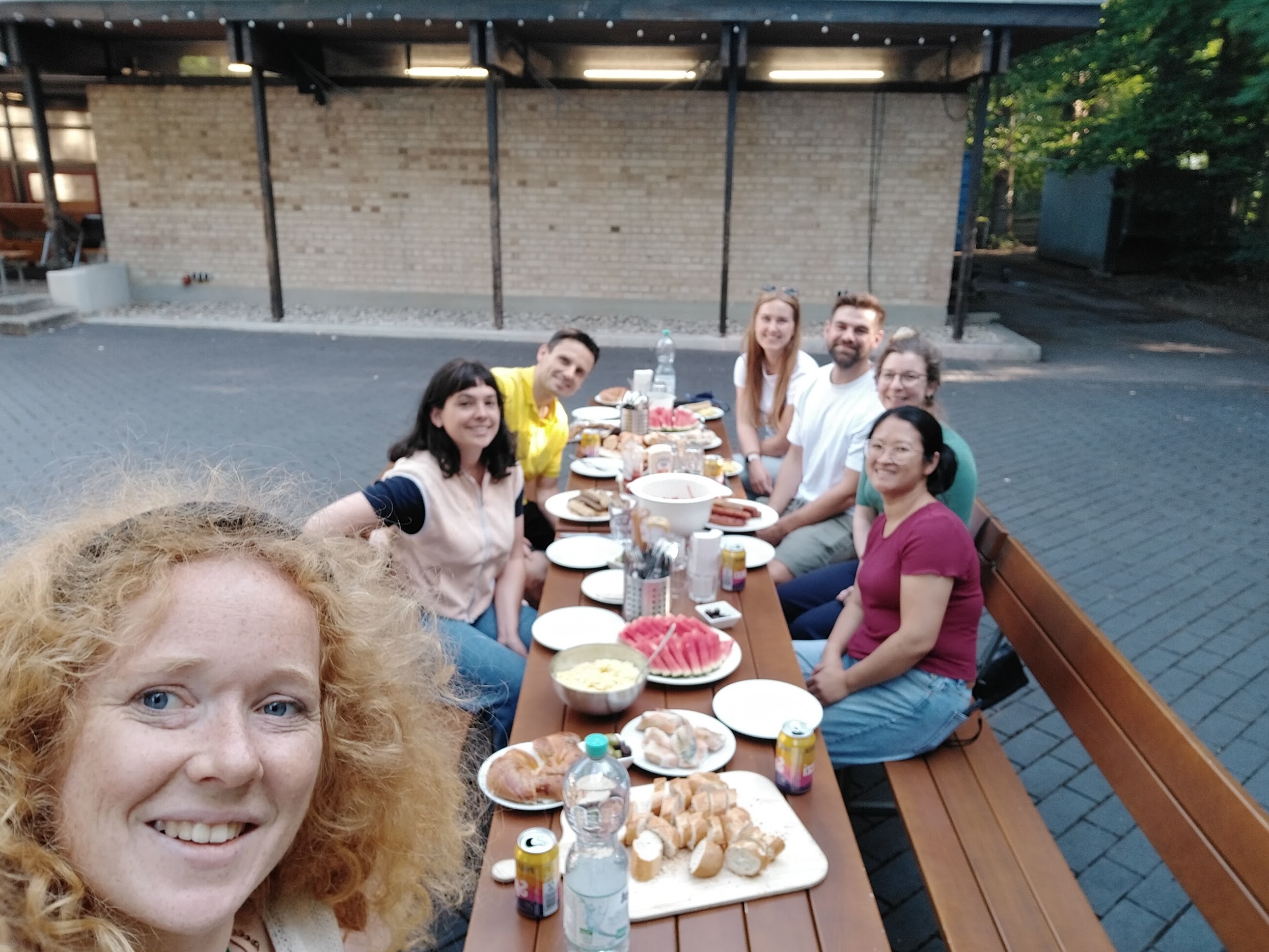 Selfie der CuKnows beim Grillen