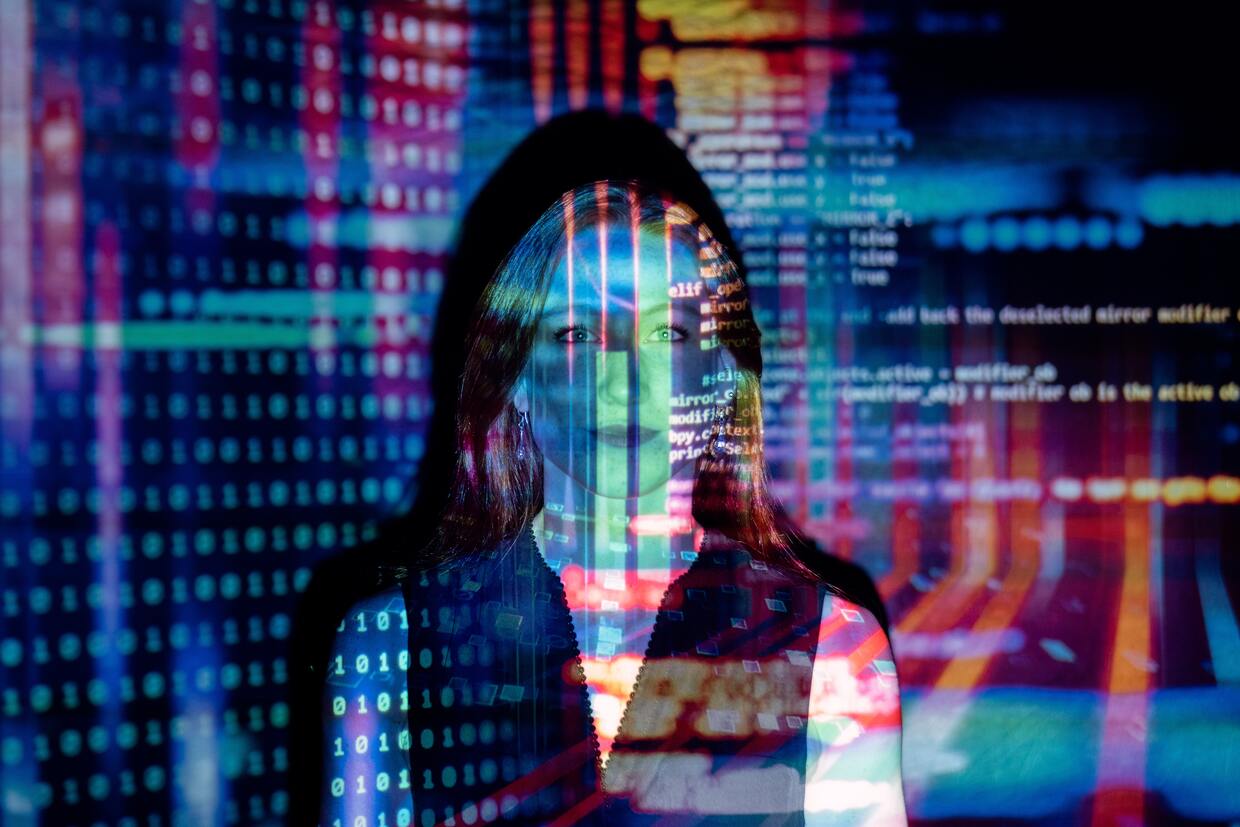 Eine Frau, die angestrahlt wird von Daten und Computergrafiken